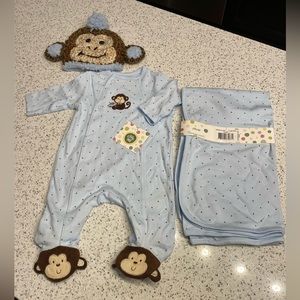 NWT Little Me newborn size gift set - hat pajamas blanket